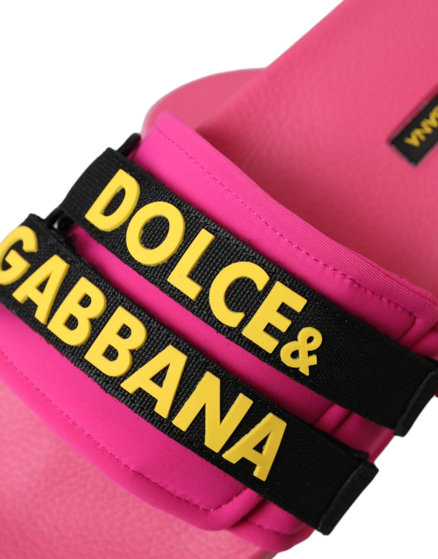 Dolce & Gabbana, sandali da spiaggia con logo rosa e nero