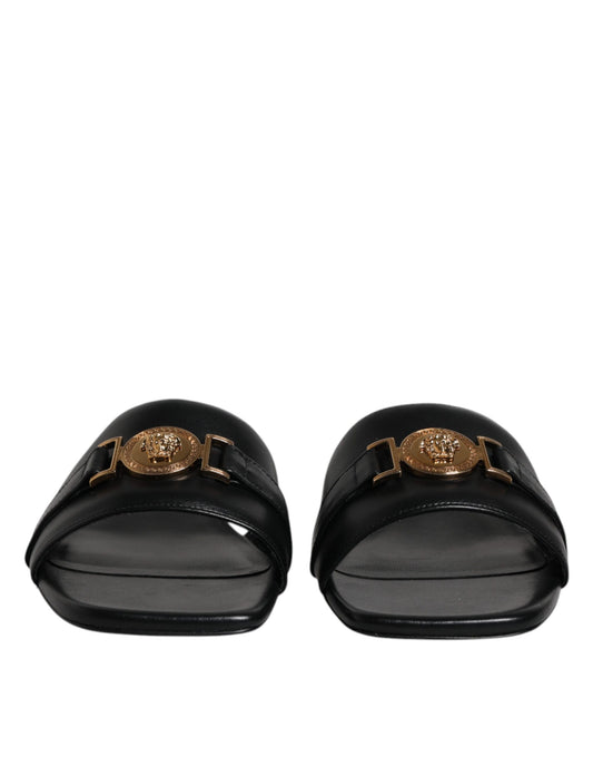 Scarpe basse slip-on con placca logo in pelle nera Versace
