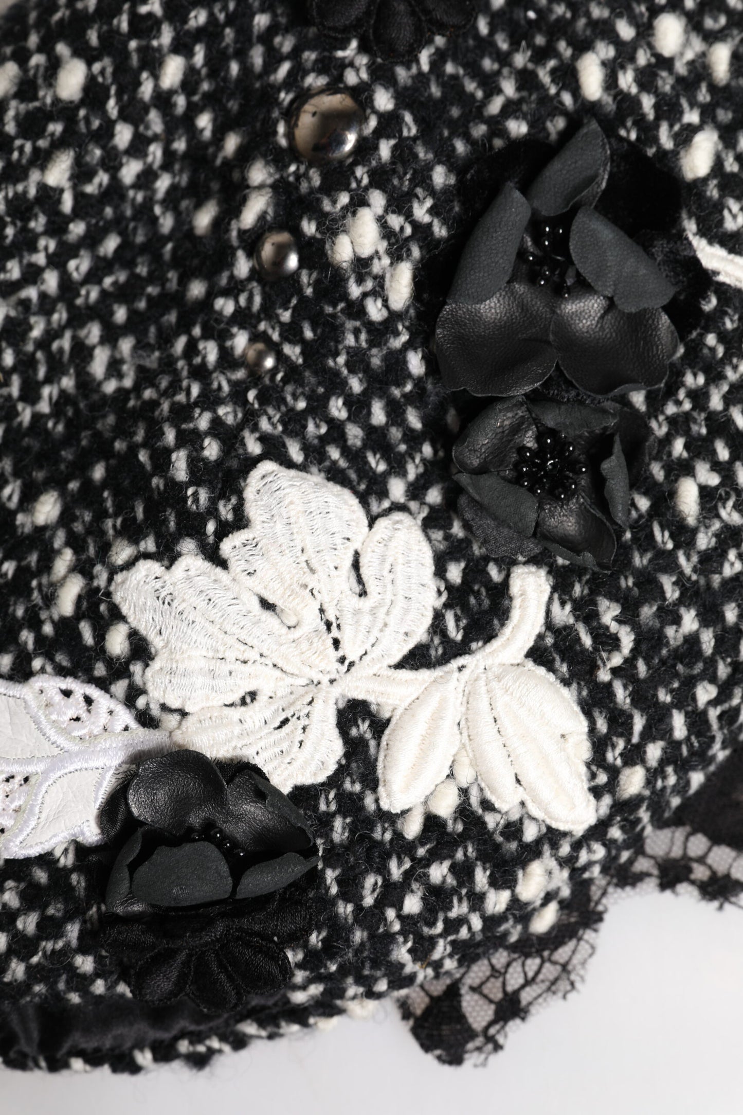 Cappello a cloche Dolce & Gabbana in lana nera con decorazioni floreali bianche