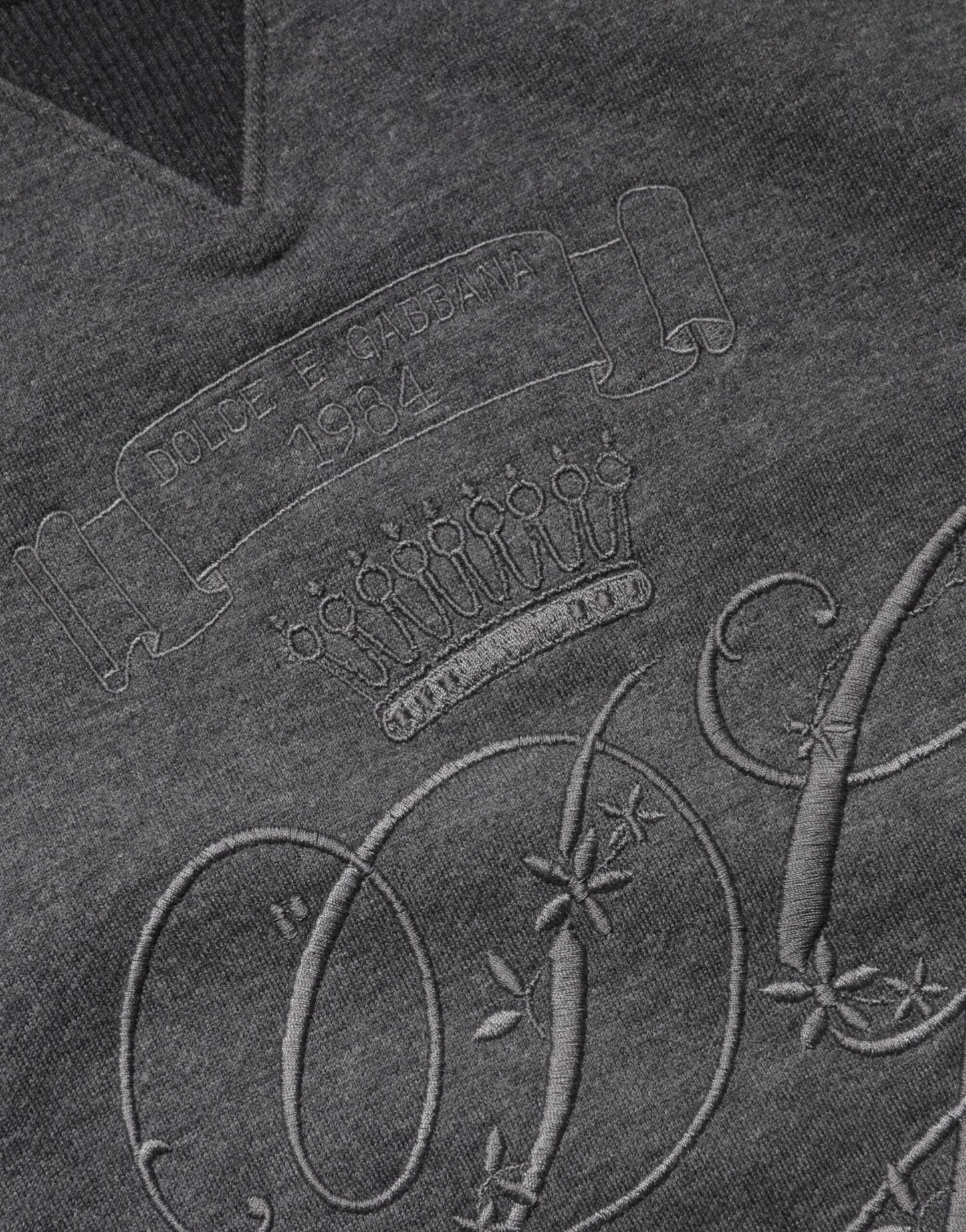 Maglione Dolce & Gabbana grigio con logo DG ricamato