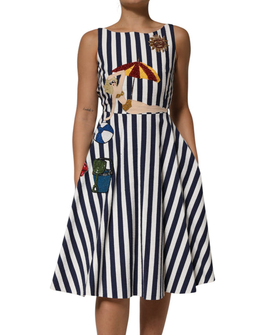 Abito a trapezio ricamato a righe bianche e blu di Dolce & Gabbana
