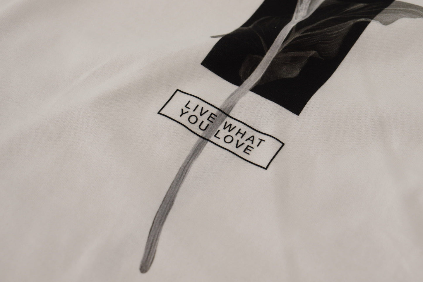 T-shirt girocollo in cotone con rose bianche e nere di Dolce &amp; Gabbana
