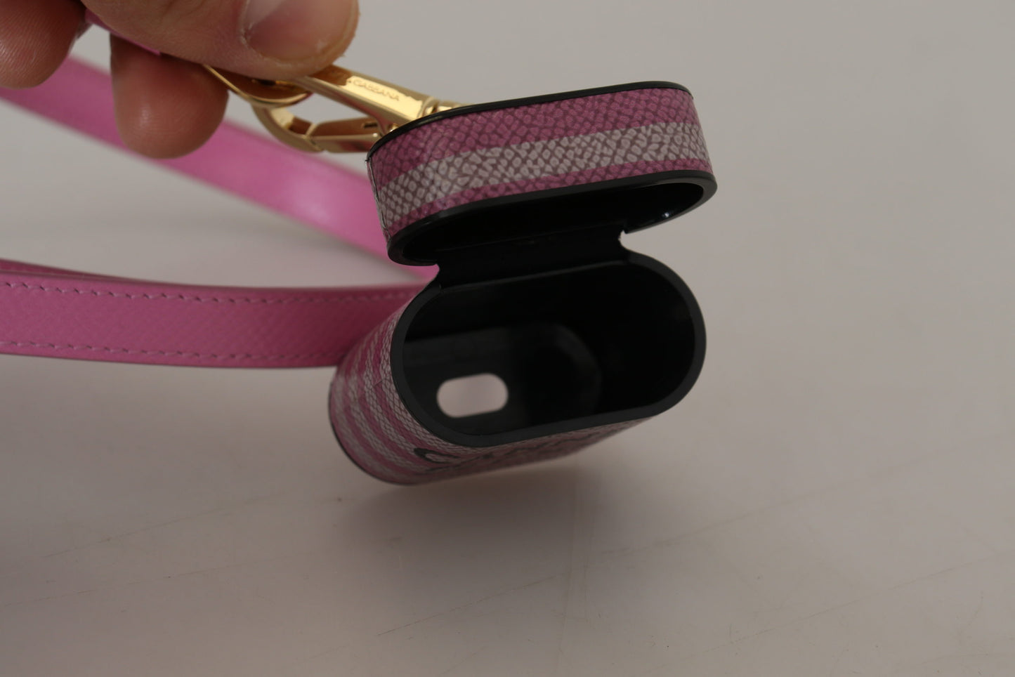 Custodia per Airpods Dolce &amp; Gabbana con cinturino in pelle rosa e nera e logo in metallo dorato