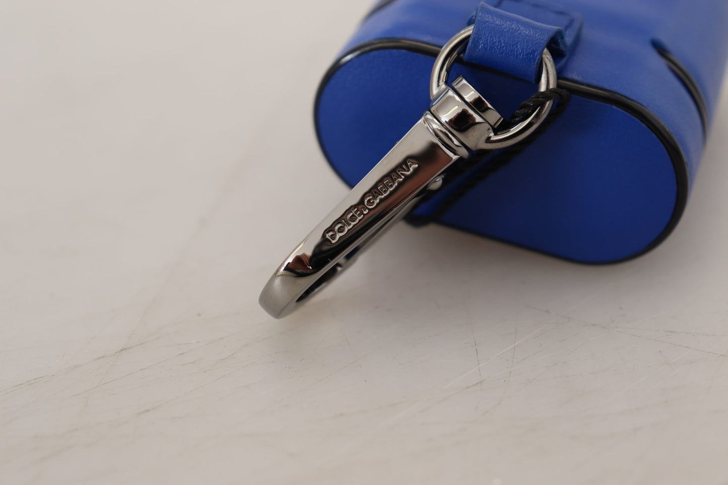 Custodia per Airpods Dolce &amp; Gabbana in pelle blu con logo in metallo argentato