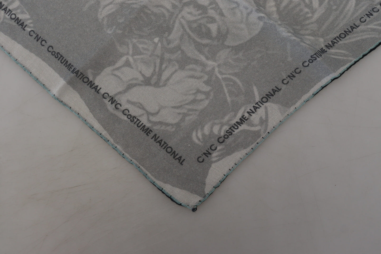 Sciarpa con stampa grigia e foulard di marca Costume National