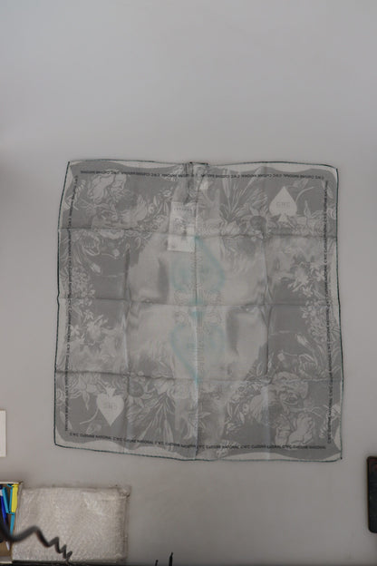 Sciarpa con stampa grigia e foulard di marca Costume National