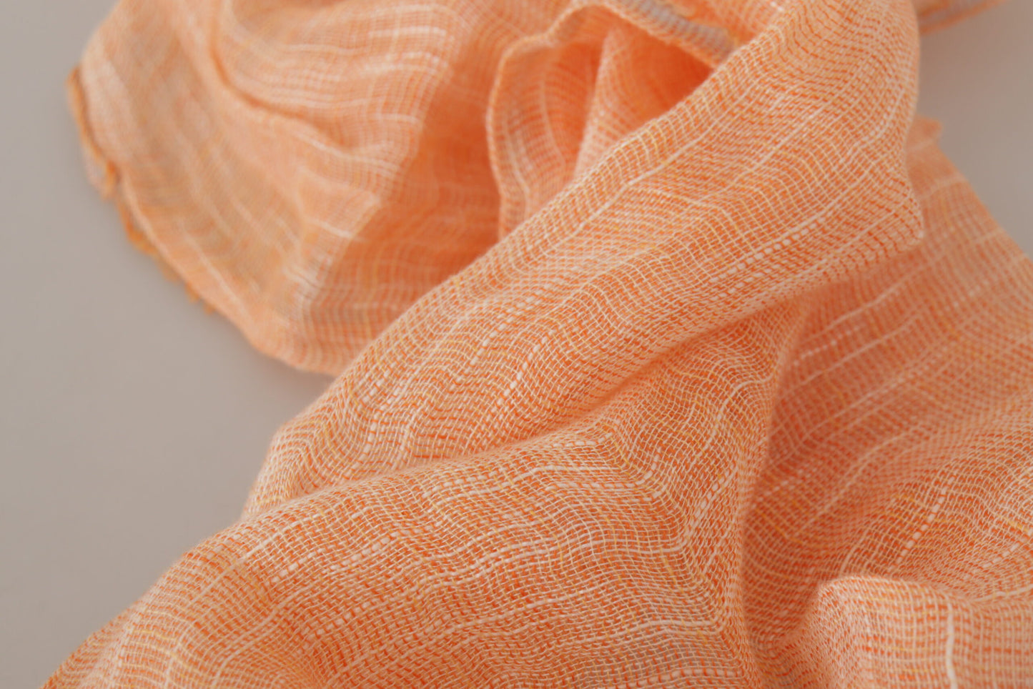 Sciarpa con frange e scialle in maglia di lino color pesca Malo