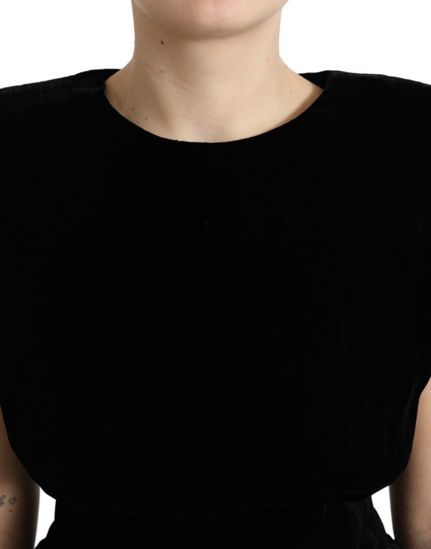 Dolce &amp; Gabbana Top blusa aderente in velluto nero con spalle imbottite