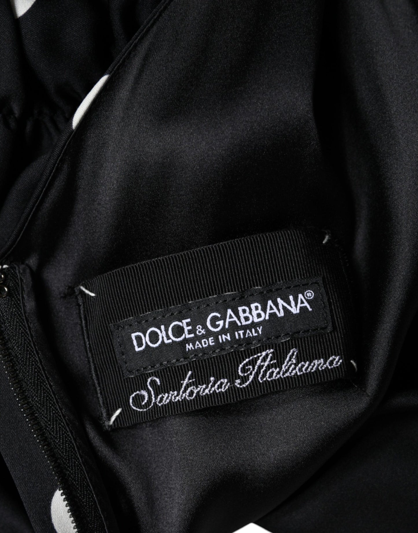 Dolce &amp; Gabbana Abito midi in seta nera con scollo a V e nappe a pois
