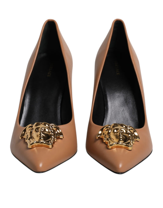 Scarpe con tacco alto e placca logo in pelle marrone Versace