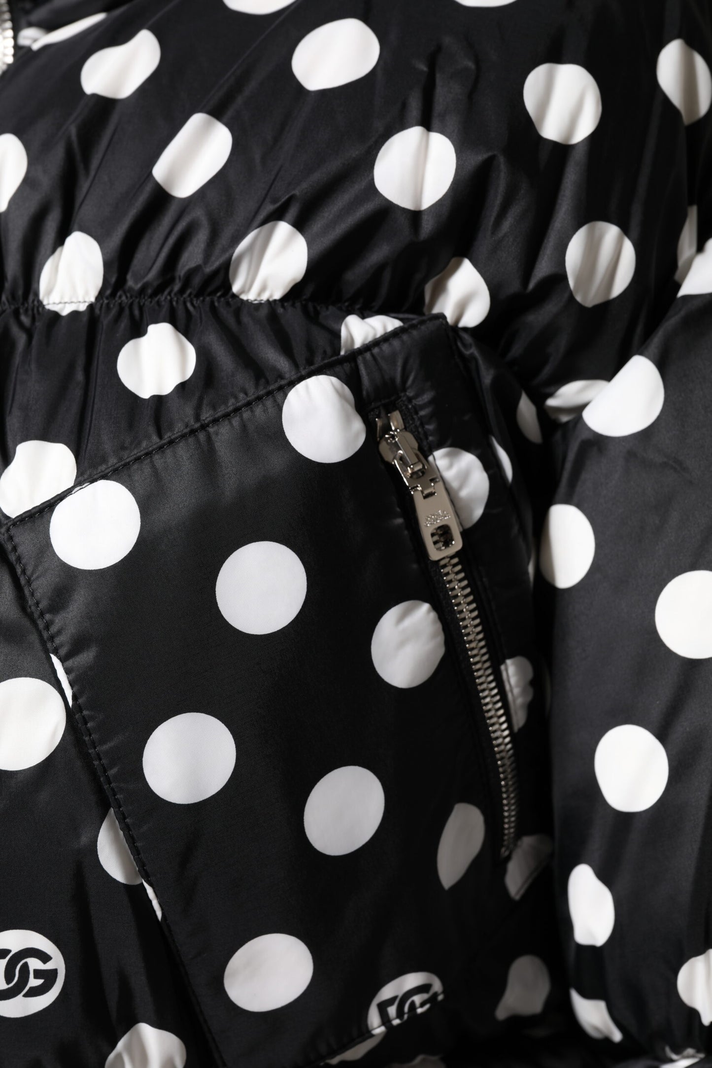 Piumino Dolce &amp; Gabbana con zip intera e pois bianchi e neri