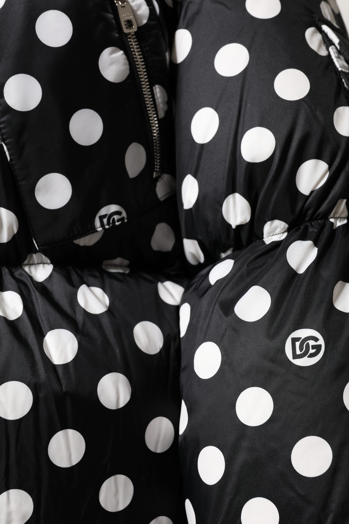 Piumino Dolce &amp; Gabbana con zip intera e pois bianchi e neri