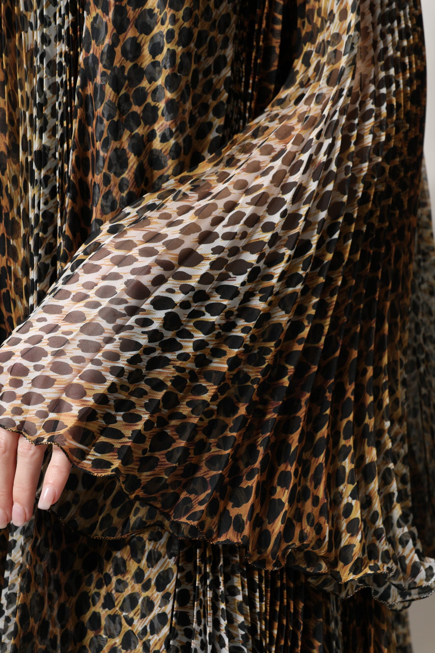 Abito in chiffon con colletto e sciarpa con stampa leopardata marrone Dolce &amp; Gabbana