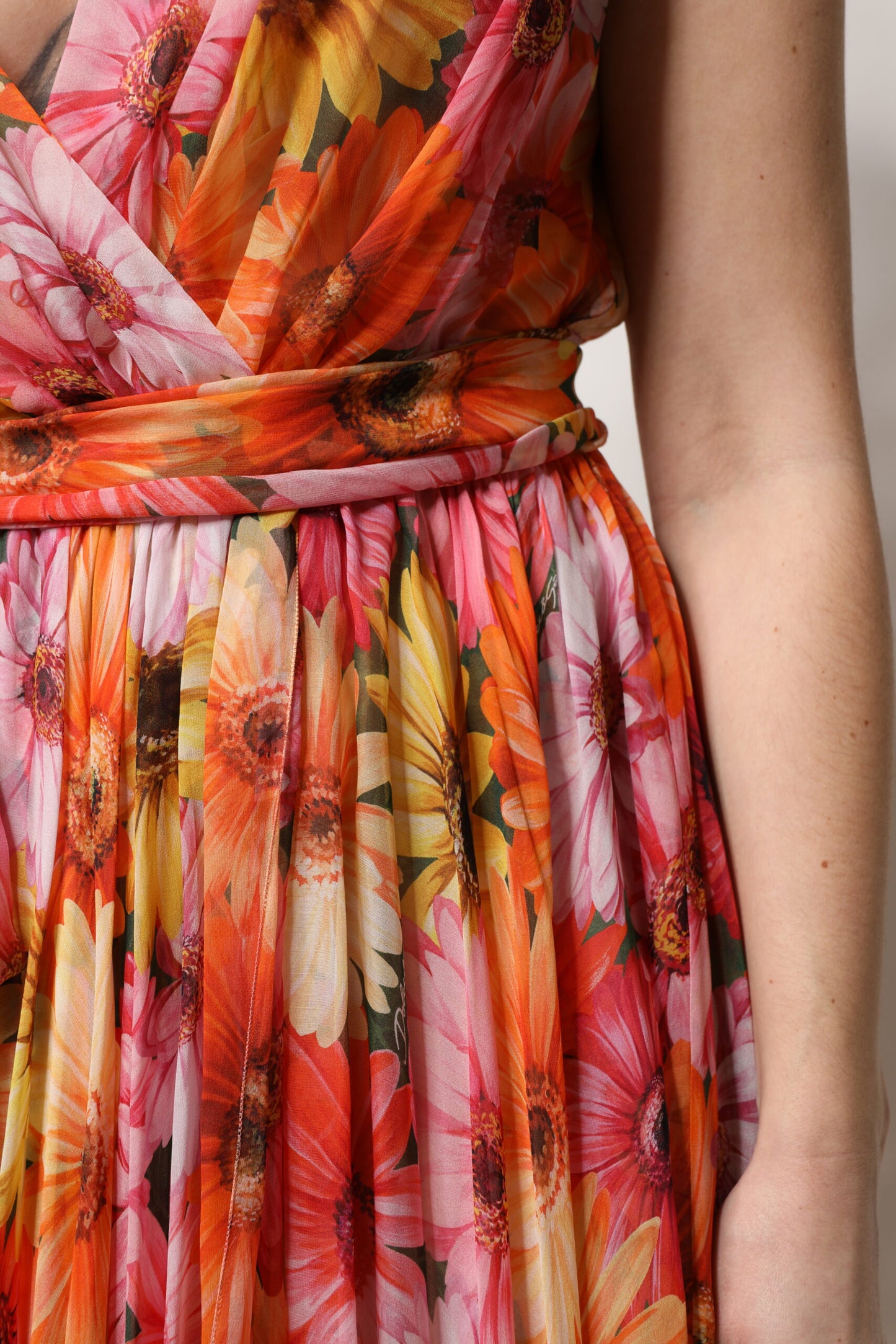 Abito in chiffon con scollo a V in seta floreale multicolore Dolce &amp; Gabbana
