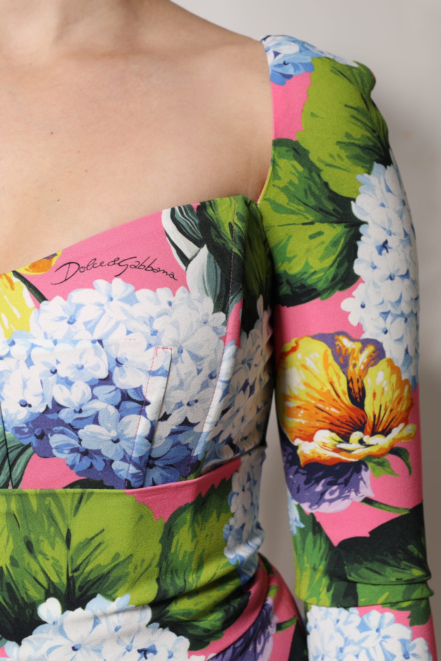Dolce &amp; Gabbana Abito midi con spacchi laterali a fiori multicolor