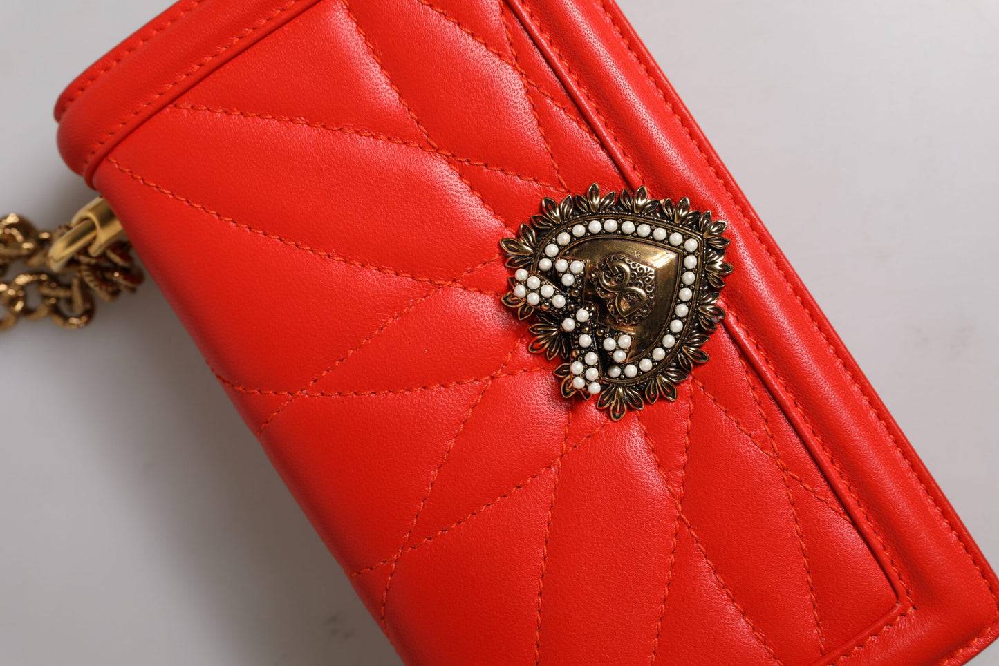 Borsa a tracolla con catena trapuntata rossa Devotion di Dolce &amp; Gabbana