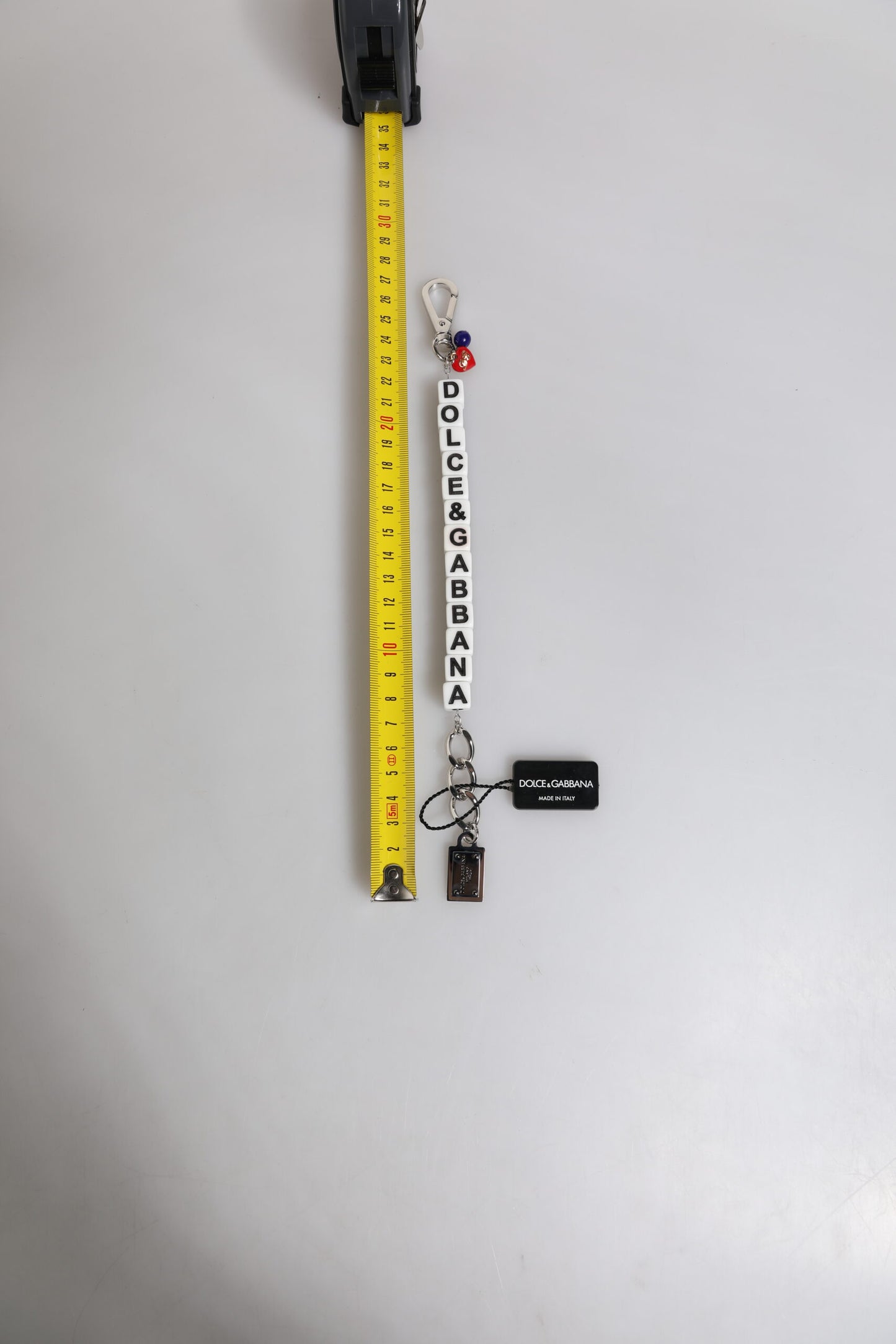 Bracciale Dolce &amp; Gabbana con ciondolo decorato con logo a dadi e catena in ottone argentato