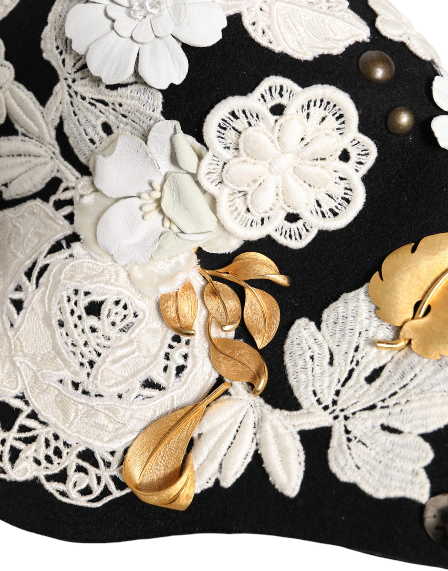 Cappello a cloche Dolce &amp; Gabbana in lana nera, bianco e floreale con foglie dorate
