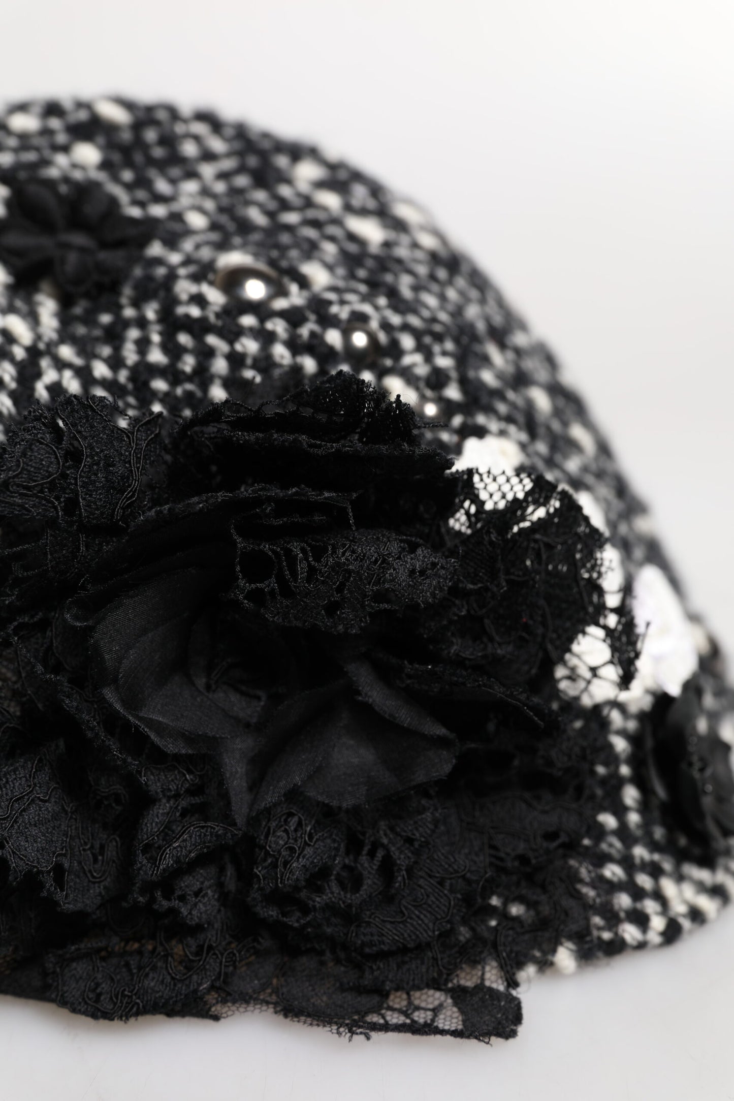 Cappello a cloche Dolce &amp; Gabbana in lana nera con decorazioni floreali bianche
