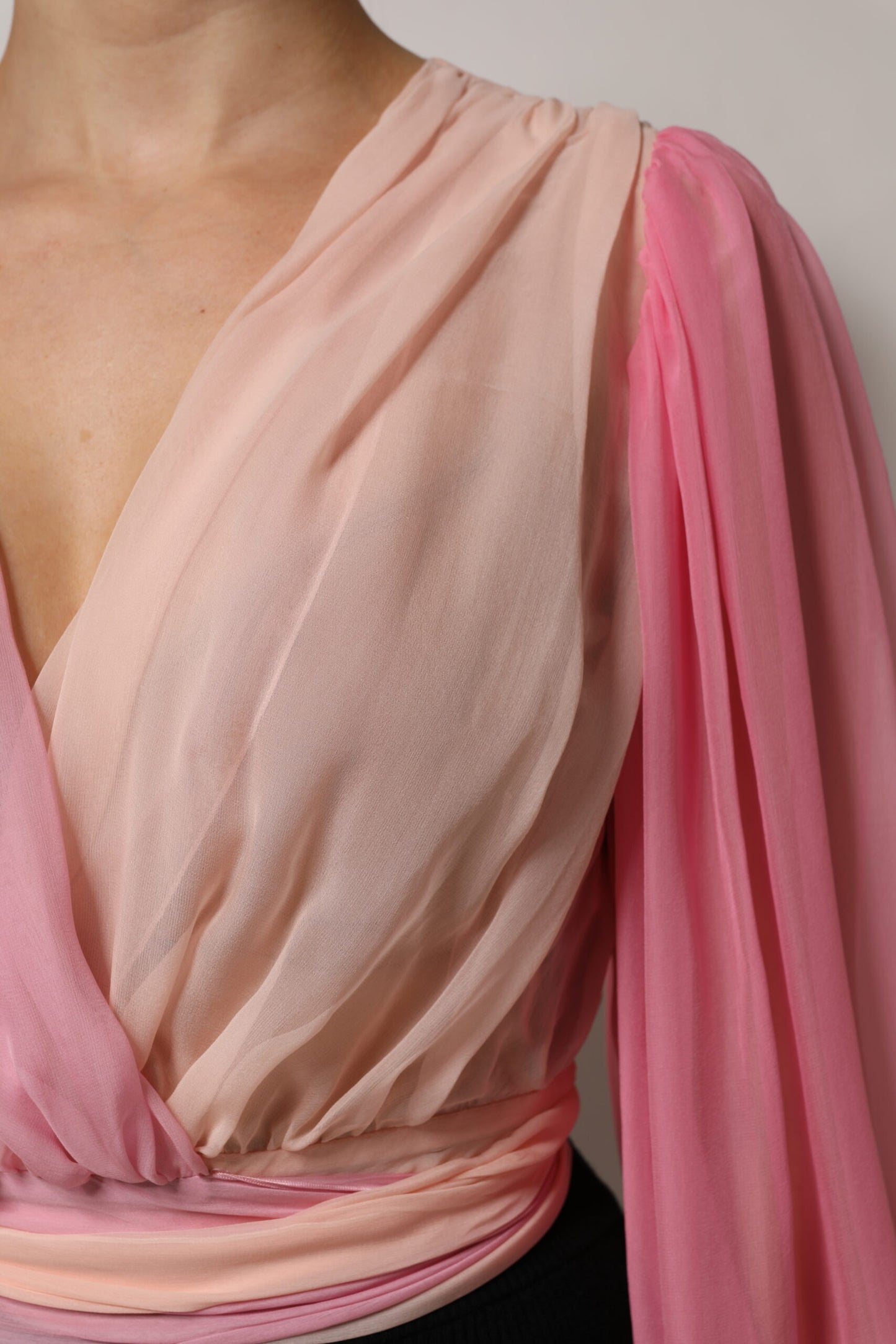 Dolce &amp; Gabbana Top blusa rosa con scollo a V profondo e maniche lunghe