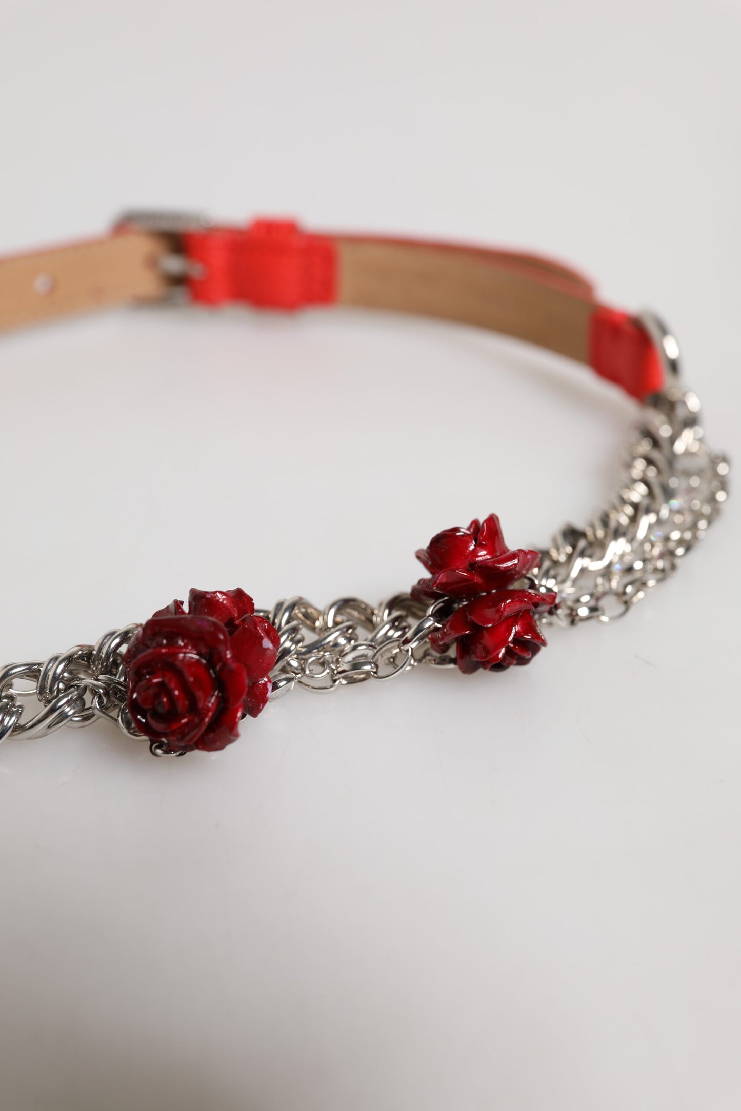 Cintura Dolce &amp; Gabbana in pelle rossa con catena argentata e motivo floreale