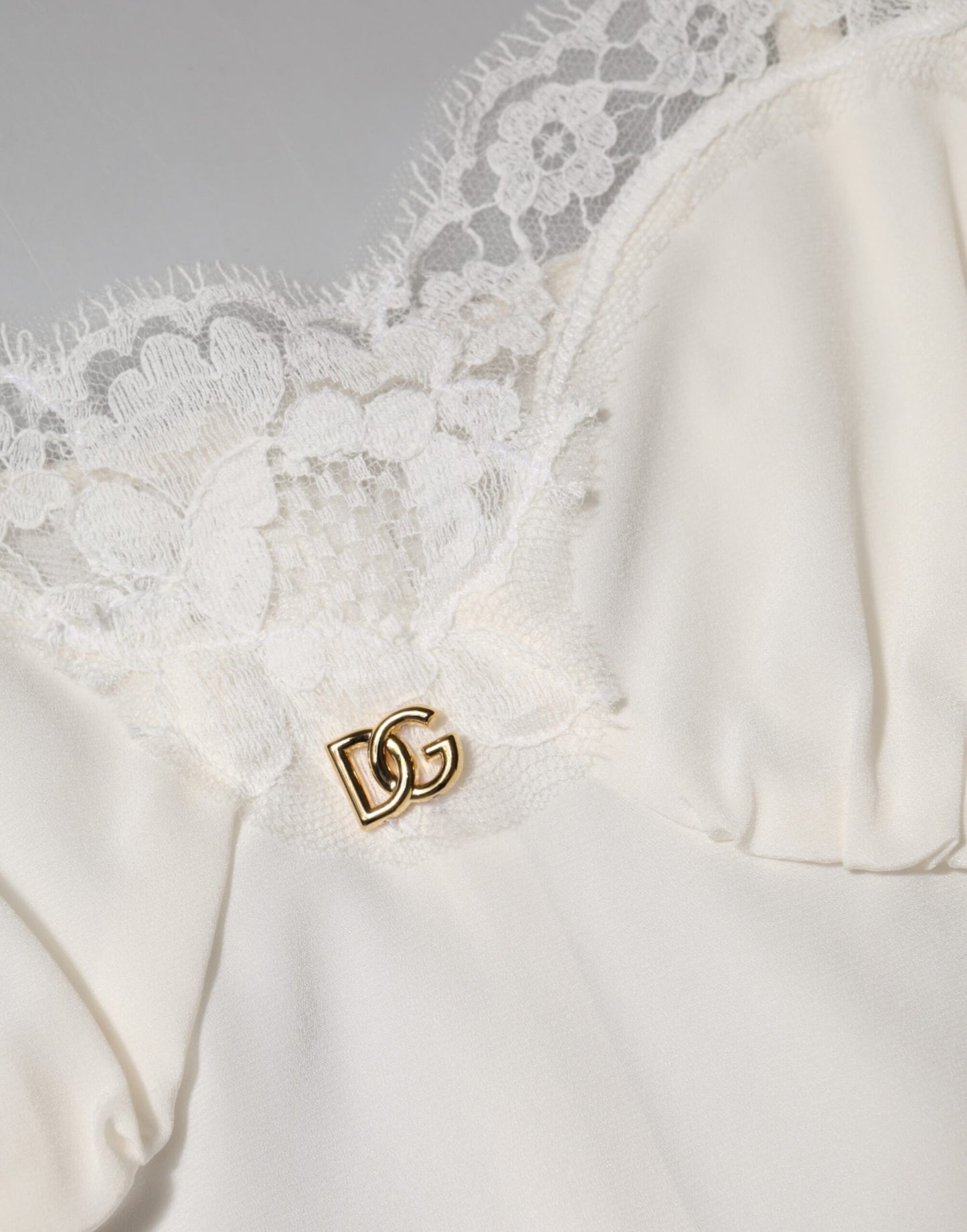 Dolce &amp; Gabbana Abito da notte in seta con logo DG dorato e pizzo bianco