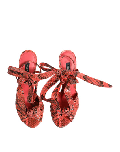 Sandali con tacco in pelle di pitone color corallo Dolce &amp; Gabbana