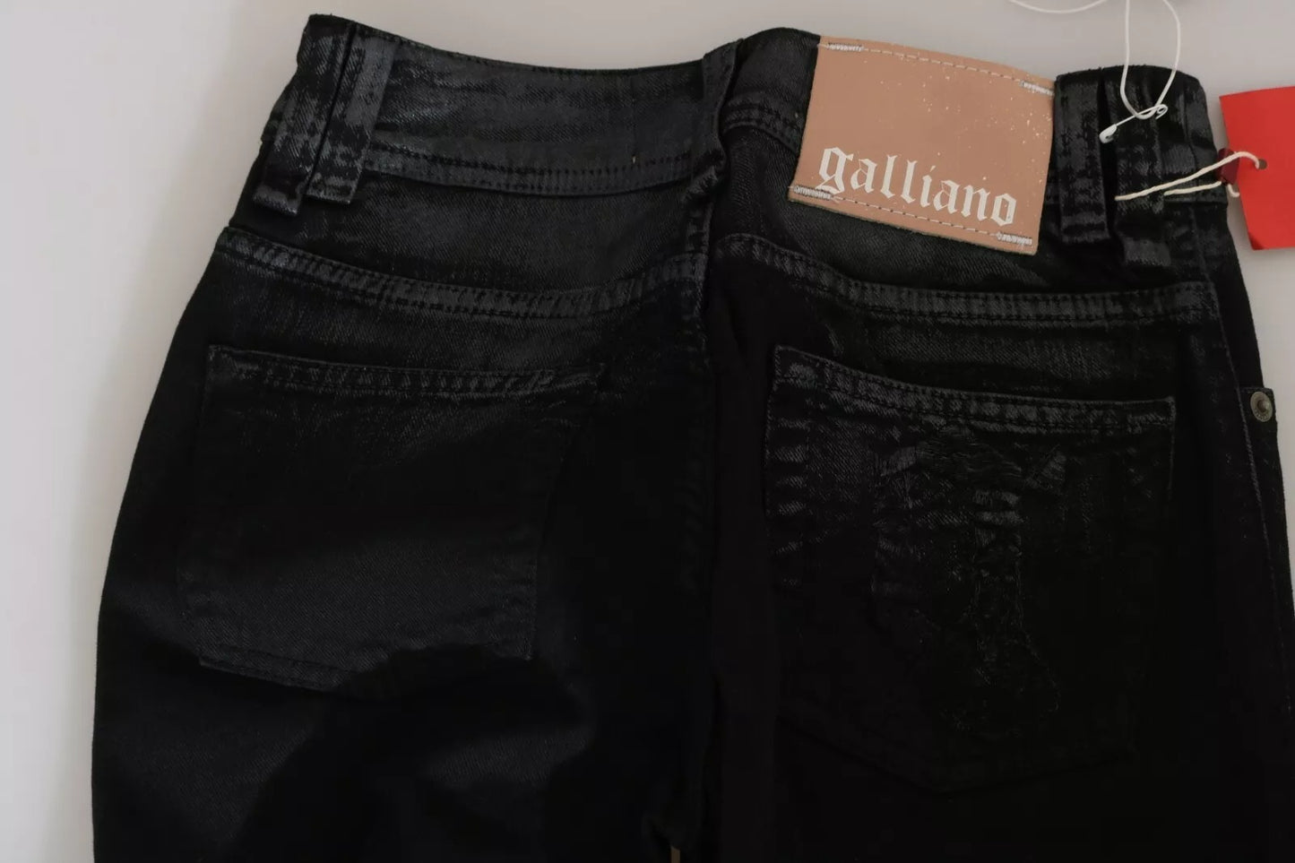 Jeans casual a vita alta in denim svasato nero lavato di John Galliano