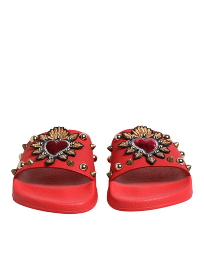 Scarpe da spiaggia Dolce &amp; Gabbana con borchie e ciabatte rosse Sacred Heart