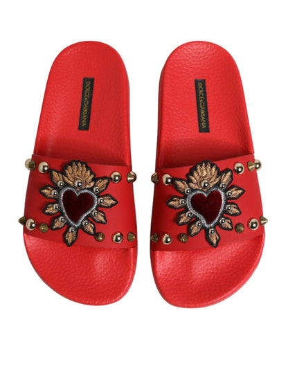 Scarpe da spiaggia Dolce &amp; Gabbana con borchie e ciabatte rosse Sacred Heart
